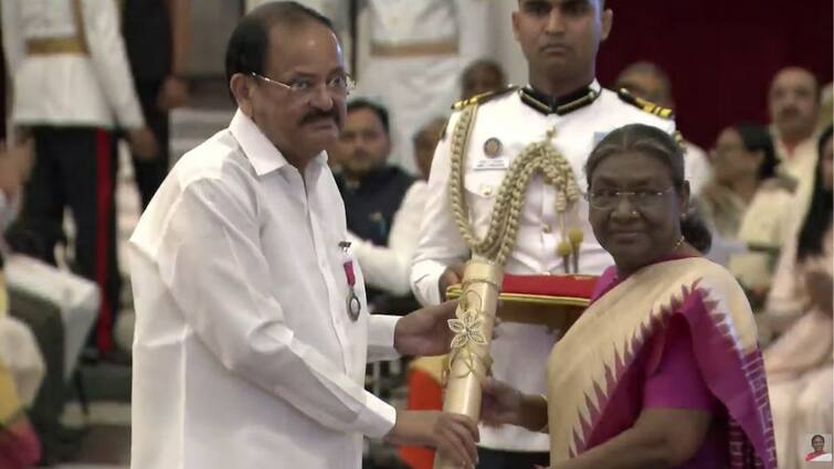 President Droupadi Murmu presents Padma Vibhushan to Venkaiah Naidu at Rashtrapati Bhavan Padma Vibhushan: వెంకయ్య నాయుడుకు పద్మ విభూషణ్ ప్రదానం - 67 మందికి పద్మ పురస్కారాలు