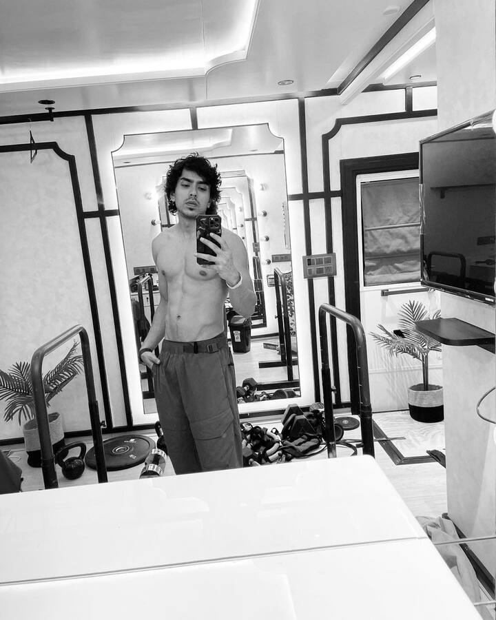 Adarsh Gaurav flaunts a perfect post workout selfie.