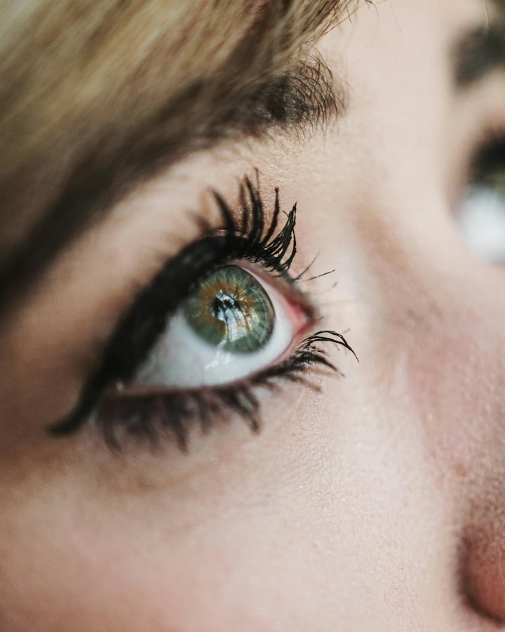 If you want to keep your eyes protected throughout the day, apply mascara as needed.  Also, you should only apply mascara on the essential parts of your eyes like the lower lashes.  Make sure to remove grime before sleeping so your eyes can rest.  (Photo credit: pexels)
