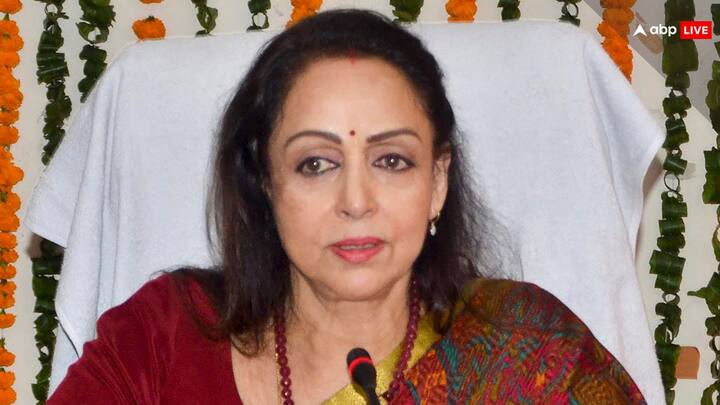 मथुरा लोकसभा सीट : उत्तर प्रदेश की मथुरा लोकसभा सीट से फिल्म अभिनेत्री हेमा मालिनी बीजेपी के टिकट पर मैदान में हैं. वह इससे पहले दो बार जीत दर्ज कर चुकी हैं. यहां कांग्रेस और बसपा ने भी अपने उम्मीदवार उतारे हैं.