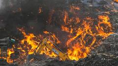 गाजीपुर लैंडफिल साइट पर लगी भीषण आग तो BJP ने घेरा, AAP बोली- पूरे मामले की जांच होगी