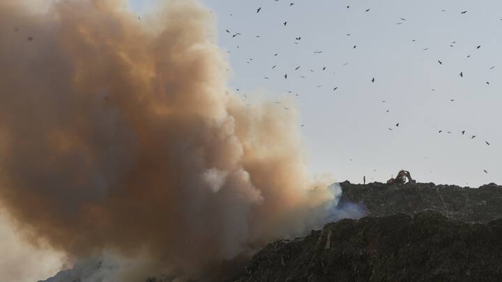 दिल्ली फायर सर्विसेज का कहना है कि आग लैंडफिल में पैदा हुई गैस के कारण लगी थी. इस घटना में अभी किसी के हताहत होने की सूचना नहीं है.