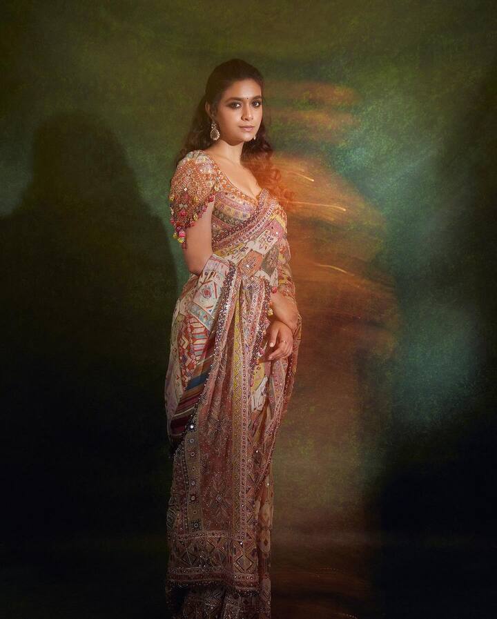 Keerthy styled her hair in a simple wavy manner