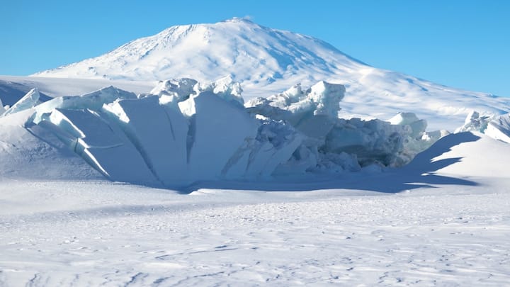 Mount Erebus: ब्रिटेन के मिरर की एक रिपोर्ट के मुताबिक, ज्वालामुखी से निकलने वाली वाली धूल में सोने के कण पाए गए हैं.