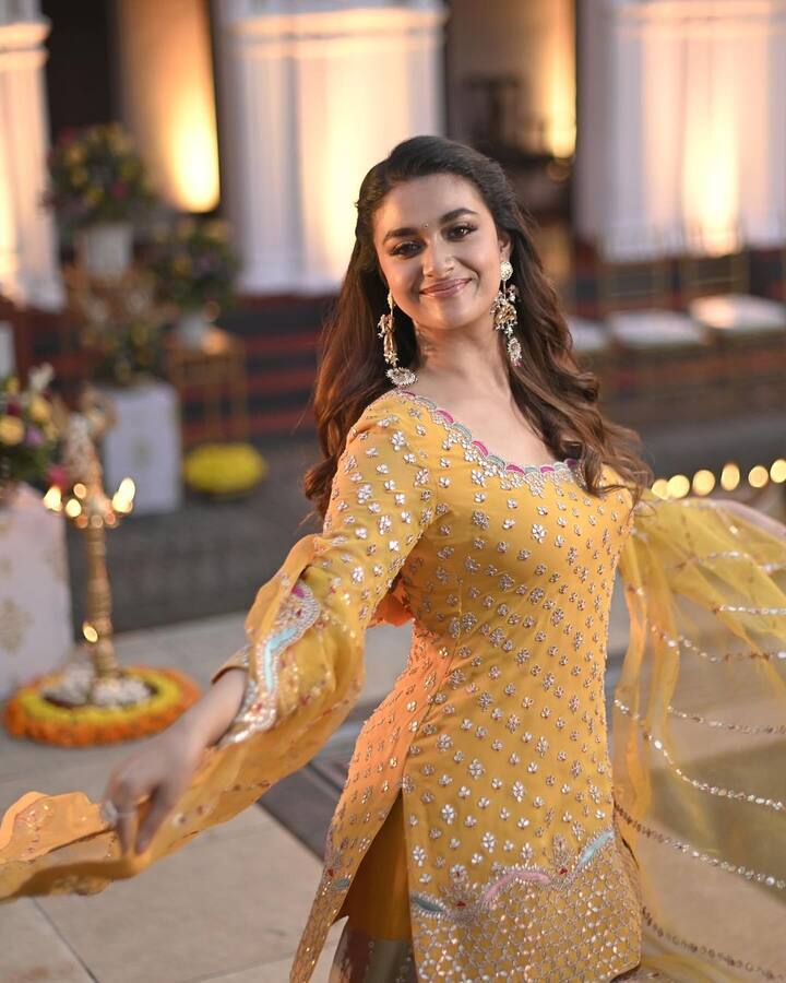 Let us know what do you think of Keerthy Suresh's latest look