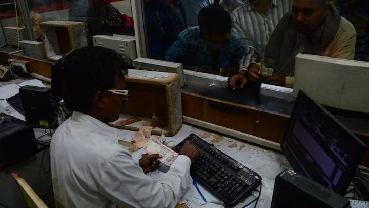 বেশ কিছু ব্যাঙ্ক এই বছরই তাঁদের স্থায়ী আমানতের সুদের হারে পরিবর্তন করেছে। স্মল ফিনান্স ব্যাঙ্কও কিছু রয়েছে সেই তালিকায়।   ছবি- গেটি