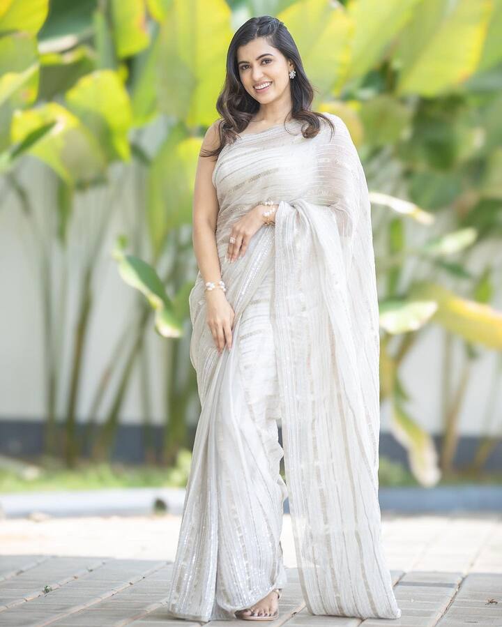 இன்ஸ்டாகிராமில் ஆக்டிவாக இருக்கும் நடிகைகளில் இவரும் ஒருவர்.