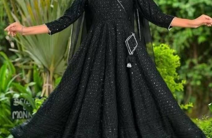 કાળા કપડાંઃ મંગળવારે ભૂલથી પણ કાળા રંગના કપડાં ન ખરીદો. ખરીદી સિવાય મંગળવાર કે હનુમાન જયંતિ પર કાળા રંગના કપડાં પહેરવાનું ટાળો. આ દિવસે કાળા રંગના કપડા પહેરવા શુભ નથી.