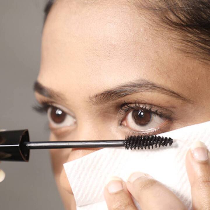 ਮਸਕਾਰਾ ਮੇਕਅਪ ਲੁੱਕ ਨੂੰ ਹੋਰ ਗ੍ਰੇਸ ਦਿੰਦਾ ਹੈ। ਇਹ ਅੱਖਾਂ ਨੂੰ ਸੁੰਦਰ ਬਣਾਉਂਦਾ ਹੈ। ਇਸ ਦੀ ਮਦਦ ਨਾਲ ਪਲਕਾਂ ਮੋਟੀਆਂ ਦਿਖਾਈ ਦਿੰਦੀਆਂ ਹਨ। ਇਹ ਇਕ ਅਜਿਹਾ ਅੱਖਾਂ ਦਾ ਮੇਕਅੱਪ ਉਤਪਾਦ ਹੈ ਜੋ ਹਰ ਔਰਤ ਕੋਲ ਹੁੰਦਾ ਹੈ। ਪਰ ਮਸਕਾਰੇ ਦੀ ਵਾਰ-ਵਾਰ ਵਰਤੋਂ ਕਰਨ ਨਾਲ ਪਲਕਾਂ ਟੁੱਟ ਜਾਂਦੀਆਂ ਹਨ ਅਤੇ ਅੱਖਾਂ 'ਤੇ ਵੀ ਬੁਰਾ ਪ੍ਰਭਾਵ ਪੈਂਦਾ ਹੈ। ਆਓ ਜਾਣਦੇ ਹਾਂ ਇਸ ਦੀ ਜ਼ਿਆਦਾ ਵਰਤੋਂ ਦੇ ਨੁਕਸਾਨ...