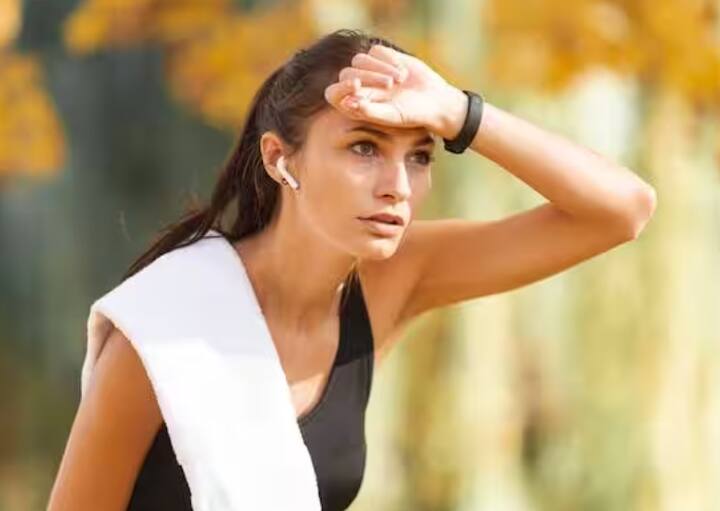 ਇਸ ਵਿਚ ਹੱਥਾਂ, ਪੈਰਾਂ ਅਤੇ ਸਿਰ ਤੋਂ ਇਲਾਵਾ ਸਰੀਰ ਦੇ ਹੋਰ ਹਿੱਸਿਆਂ ਵਿਚ ਵੀ ਪਸੀਨਾ ਆਉਂਦਾ ਹੈ। ਇਸ ਕਾਰਨ ਮੈਟਾਬੋਲਿਕ ਰੋਗ, ਸ਼ੂਗਰ, ਇਨਫੈਕਸ਼ਨ ਵਰਗੀਆਂ ਸਮੱਸਿਆਵਾਂ ਹੋ ਸਕਦੀਆਂ ਹਨ। ਇੰਨਾ ਹੀ ਨਹੀਂ, ਇਹ ਸਥਿਤੀ ਚਿੰਤਾ ਅਤੇ ਹਾਰਮੋਨਲ ਬਦਲਾਅ ਦੇ ਕਾਰਨ ਵੀ ਪੈਦਾ ਹੋ ਸਕਦੀ ਹੈ।