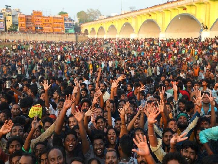 மக்கள் வெள்ளத்தில் கள்ளழகர் வைகையில்.