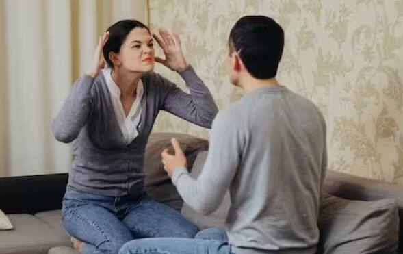 અતિશય શંકાને કારણે તમારા જીવનસાથીને તમારી સાથે ગૂંગળામણ અનુભવી શકે છે અને તે તમારી જાતને તમારાથી દૂર કરી શકે છે. જે બ્રેકઅપનું કારણ બની શકે છે.