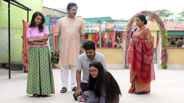 মঞ্জুকে দমিয়ে রাখতে এবং তাকে ভয় পাওয়ানোর জন্য তার থেকে কেড়ে নেওয়া হয় মাথার ছাদ এবং তার বাবার শেষ স্মৃতি তাদের পৈতৃক বাড়ি।