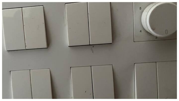 शैंपू और पानी: गर्म पानी में थोड़ा शैंपू मिलाएं. इस मिश्रण में स्पंज भिगोएं और स्विचबोर्ड को हल्के से साफ करें.