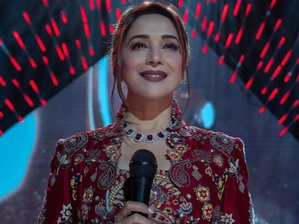 Madhuri Dixit : माधुरी दीक्षितचे 'हे' आहेत 10 ऑनस्क्रीन आयकॉनिक लूक; 'धक धक गर्ल'चे फोटो पाहून तुमचीही नजर हटणार नाही!