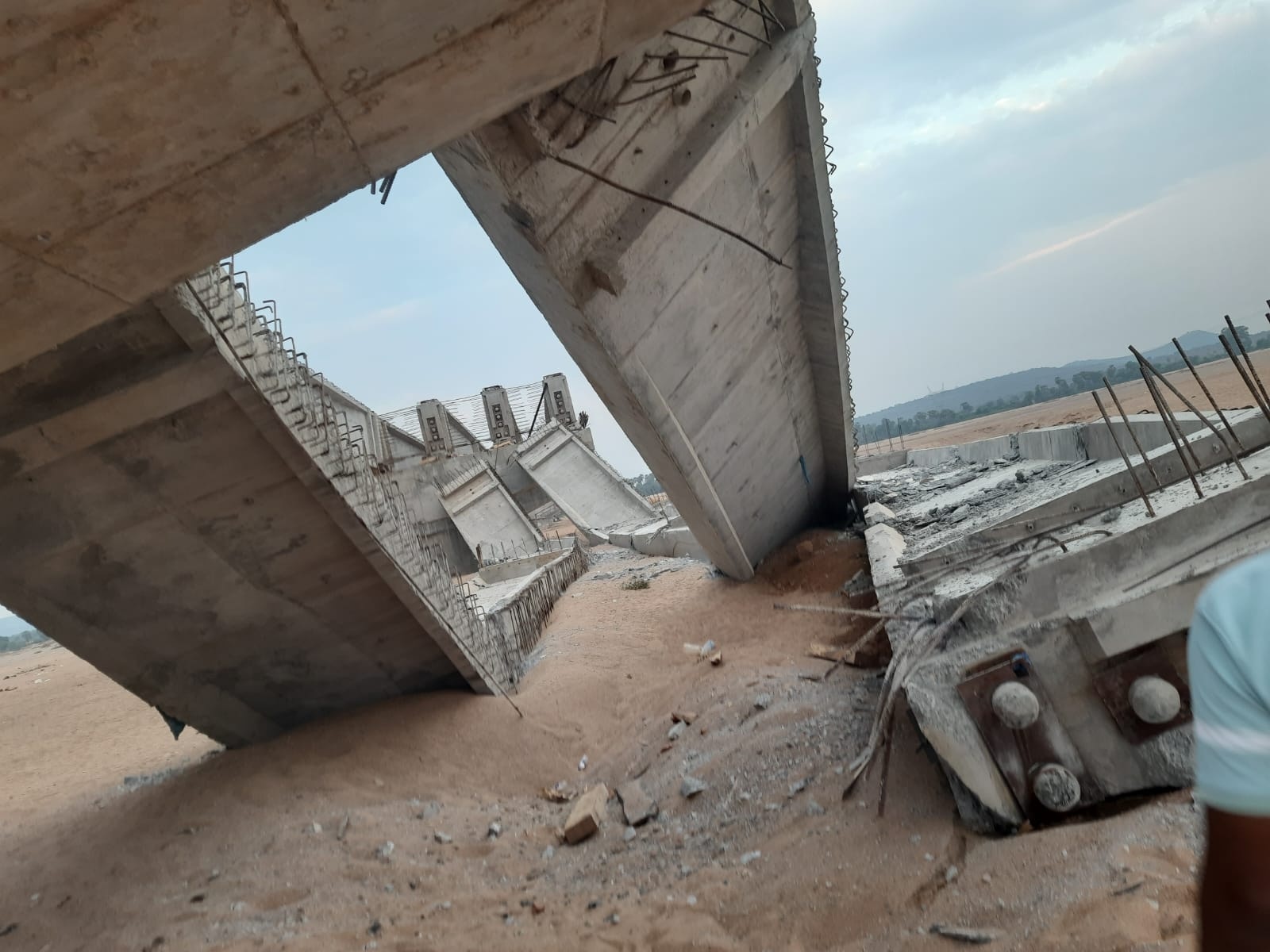 Bridge Collapsed: మానేరు వాగుపై కూలిన నిర్మాణంలోని వంతెన - తప్పిన ప్రమాదం