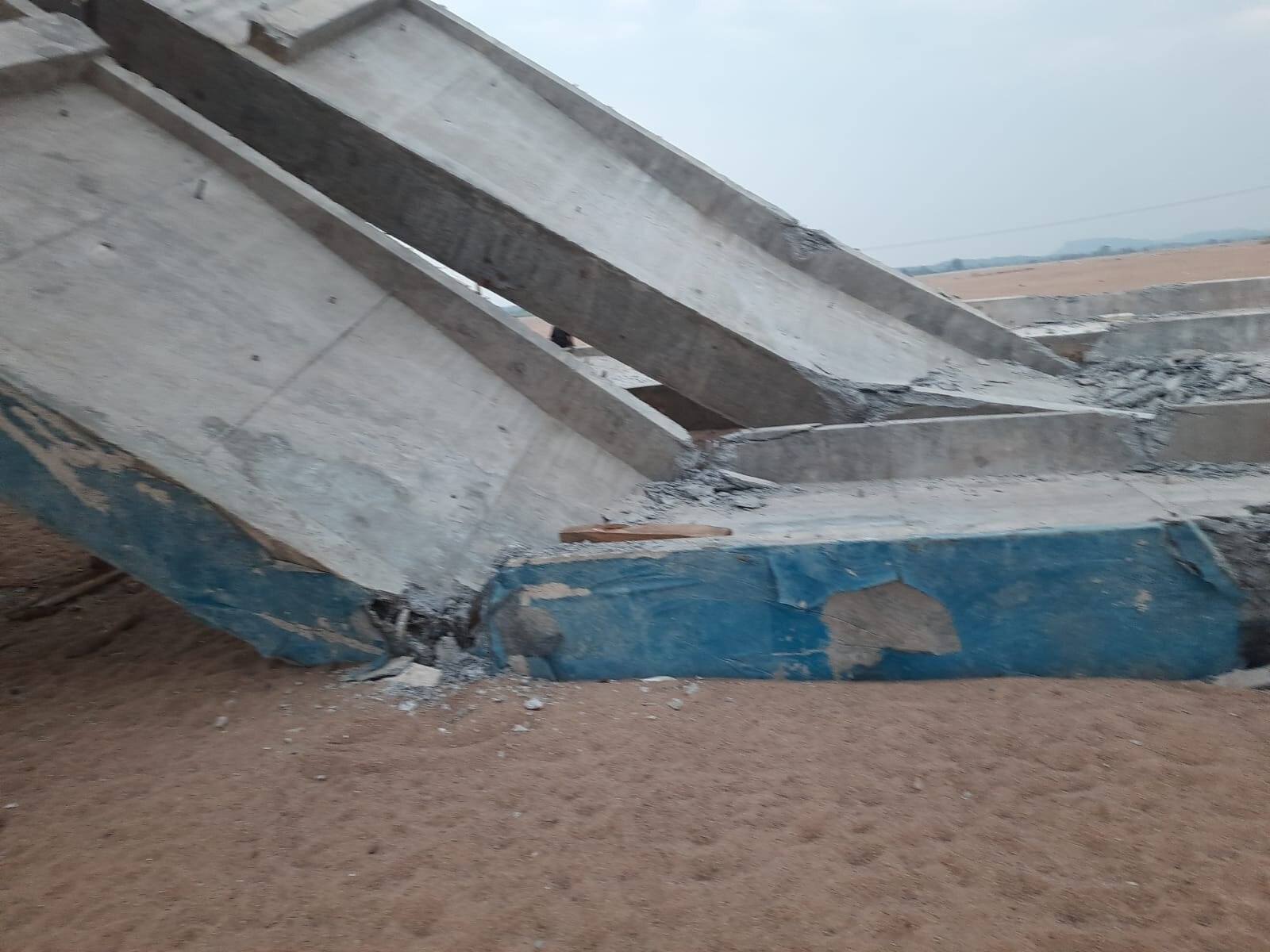 Bridge Collapsed: మానేరు వాగుపై కూలిన నిర్మాణంలోని వంతెన - తప్పిన ప్రమాదం