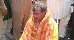 कानपुर में कांग्रेस प्रत्याशी का हाई वोल्टेज ड्रामा, कलेक्ट्रेट परिसर में दिया धरना, जानें वजह