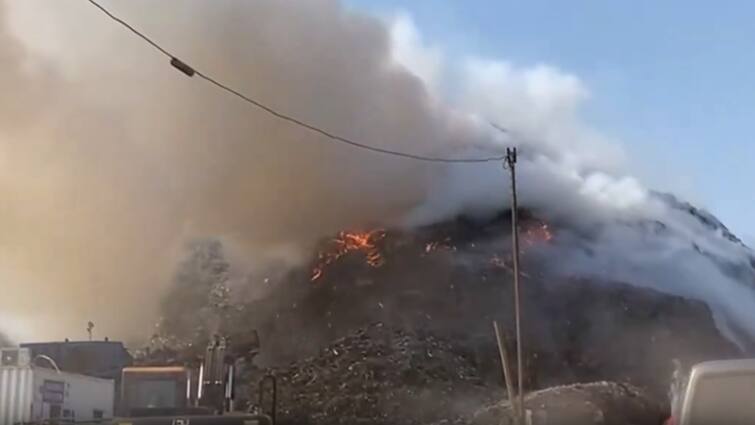 Gurugram Bandhwari Landfill Fire breaks out in Haryana After Ghazipur Landfill Site Bandhwari Landfill Fire: गाजीपुर के बाद अब गुरुग्राम के बंधवाड़ी लैंडफिल साइट पर लगी आग, धू-धू कर जल रहा कूड़े का पहाड़