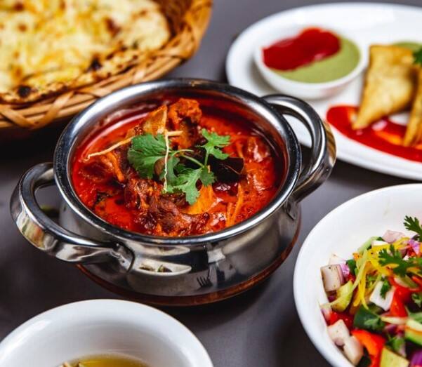 ਜੇਕਰ ਤੁਹਾਡੇ ਮਨ ਵਿੱਚ ਵੀ ਰਾਤ ਦੀ ਸੈਰ ਨੂੰ ਲੈ ਕੇ ਅਜੇ ਸਵਾਲ ਹਨ। ਤਾਂ ਆਓ ਜਾਣਦੇ ਹਾਂ ਡਾਕਟਰ ਸੁਧੀਰ ਮੈਨਨ, BHMS ਤੋਂ ਕਿ ਰਾਤ ਨੂੰ ਖਾਣਾ ਖਾਣ ਤੋਂ ਬਾਅਦ ਕਿਸ ਤਰ੍ਹਾਂ ਦੀ ਸੈਰ ਕਰਨੀ ਚਾਹੀਦੀ ਹੈ ਅਤੇ ਇਸ ਦੇ ਸਿਹਤ ਨੂੰ ਕਿਸ ਤਰ੍ਹਾਂ ਦੇ ਲਾਭ ਹਾਸਿਲ ਹੁੰਦੇ ਹਨ।