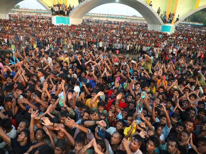 வைகையாறு முழுவதும் பக்தர்களின் வெள்ளம்போல பக்தர்களின் தலையாக காட்சியளித்தது.