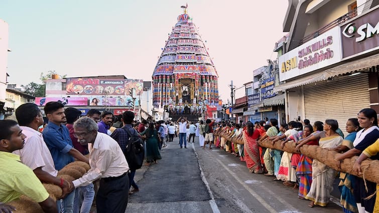 Similar to the Tanjore Chariot Kumbakonam Temple Chariot had a similar problem - TNN தஞ்சை தேரோட்டத்தை போலவே கும்பகோணம் கோயில் தேரோட்டத்திலும் ஏற்பட்ட சிக்கல்