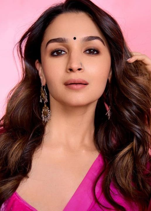 आलिया भट्ट बॉलीवुड की लीडिंग अभिनेत्रियों में से एक हैं. हालांकि एक्ट्रेस के पास भारत में चुनाव के दौरान मतदान करने का अधिकार नहीं हैंदरअसल आलिया के पास भारतीय नागरिकता नहीं है.