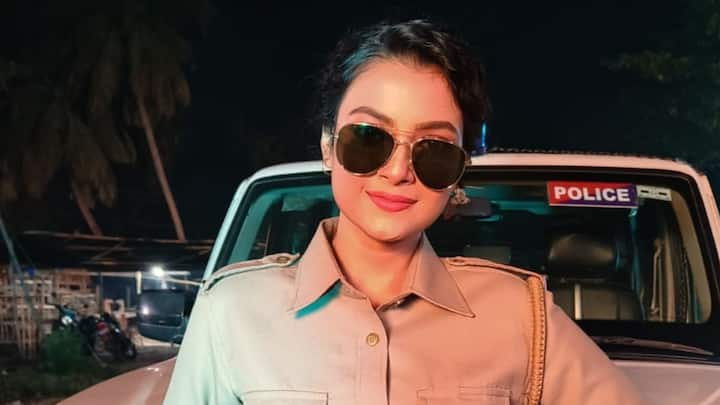 এবার মঞ্জু নিজের চাকরি ও মাথার ওপর ছাদ, দুইই কীভাবে ফিরে পাবে? কী হয় জানা যাবে 'কনস্টেবল মঞ্জু'র মহাসপ্তাহে, যা শুরু হয়েছে ২০ এপ্রিল থেকে, চলবে ২৬ এপ্রিল পর্যন্ত।