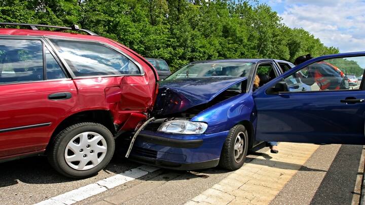 Accident: જો તમે રસ્તા પર જઈ રહ્યા હો અને તમારી કારને કોઈ વાહને ટક્કર મારી હોય તો તમારે આવી સ્થિતિમાં તે વ્યક્તિ સાથે બબાલ કરવી જોઈએ નહીં. કાર અકસ્માતના આવા પ્રસંગો પર, તમારે પ્રથમ વસ્તુ આ કરવી જોઈએ.