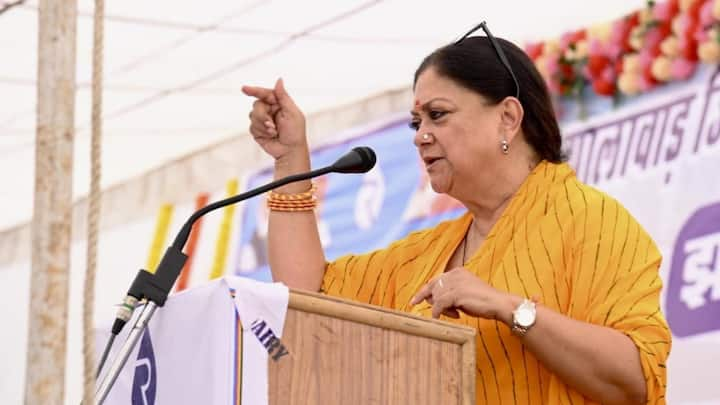 Vasundhara Raje News: पूर्व सीएम वसुंधरा राजे झालावाड़ में लगातार अपने बेटे दुष्यंत सिंह के लिए प्रचार में जुटी हुई हैं. उन्होंने दावा किया है कि झालावाड़ से बीजेपी की पांच लाख वोटों से जीतेगी.