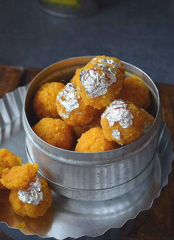 मोतीचूर के लड्डू: मोतीचूर के लड्डू, एक लोकप्रिय भारतीय मिठाई है, जो हनुमान जयंती समारोह में मिठास का स्पर्श जोड़ते हैं. बेसन के घोल की छोटी-छोटी बूंदों से बना, सुनहरा होने तक डीप फ्राई किया हुआ और चीनी की चाशनी में लपेटा हुआ, मोतीचूर लड्डू खुशी और समृद्धि का प्रतीक है. इसे मंदिरों में प्रसाद के रूप में चढ़ाया जाता है और भक्तों के बीच खुशी-खुशी बांटा जाता है.