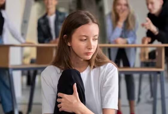 દરેક વ્યક્તિ સાથે જોડાવા માટે ડેટિંગ એપ્લિકેશન્સ, સોશિયલ મીડિયા અને અન્ય પ્લેટફોર્મ્સ છે. આ એક રીતે સરસ લાગે છે, પરંતુ સંબંધોમાં લોકો માટે એક વિશાળ સંભવિત જોખમ છે. છેતરપિંડી આજકાલ બ્રેકઅપનું મુખ્ય કારણ બની શકે છે.