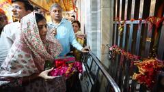 Arvind Kejriwal की पत्नी सुनीता केजरीवाल ने प्राचीन हनुमान मंदिर में की पूजा, कहा- 'सर के साथ जल्द ही आऊंगी'