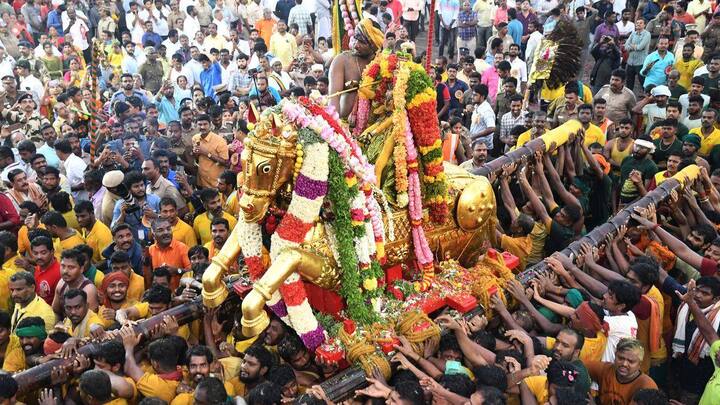 Chithirai festival in Madurai Lord Kallazhagar enters Vaigai river Lord Kallazhagar: ”வாராரு வாராரு அழகர் வாராரு” - பச்சை பட்டுடுத்தி வைகை ஆற்றில் இறங்கினார் கள்ளழகர்!