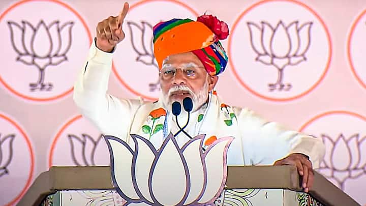 PM Modi in Tonk: टोंक में देश के प्रधानमंत्री नरेंद्र मोदी ने एक चुनावी जनसभा को संबोधित किया जहां उन्होंने कांग्रेस पर जमकर हमला बोला है. पीएम ने कहा कि राजस्थान में एक भी पंजा बचना नहीं चाहिए.