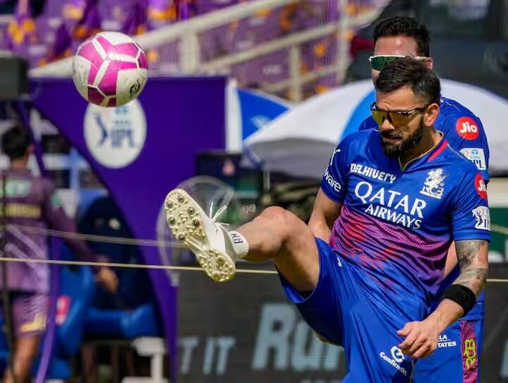 আইপিএলের ইতিহাসে চতুর্থ ক্রিকেটার হিসেবে আড়াইশো বা তার বেশি সংখ্যক ছক্কা হাঁকিয়েছেন বিরাট।