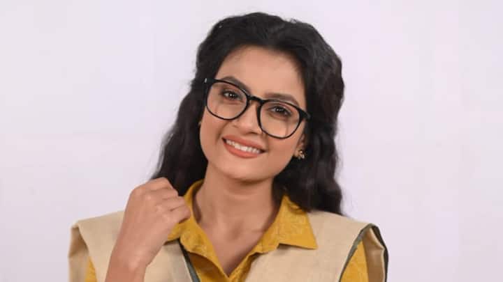 এবার লড়াই করতে মঞ্জু নেমে আসে রাস্তায়। অন্যদিকে অর্জুনও এই বিপদের দিনে মঞ্জুর পাশে না দাঁড়িয়ে তুষার রক্ষিতকেই সাহায্য করতে থাকে।