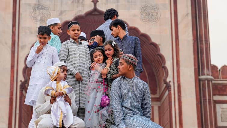 Muslim Population: क्या मुसलमानों के दूसरों की तुलना में ज्यादा बच्चे हैं? जानिए इस रिपोर्ट में क्या कहते हैं आंकड़े