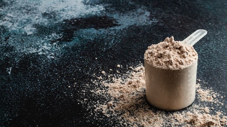 A new study shows that 70 Percentage of Indian protein powder brands contain inaccurate information How do you pick the right protein powder for you ABPP Pesticides in Protein Powder : మీకు ప్రోటీన్ పౌడర్​ తీసుకునే అలవాటు ఉందా? అయితే జాగ్రత్త.. వాటిలో పురుగులమందులు కలుపుతున్నారట