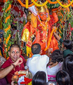 Hanuman Jayanti Upay: માંગલિક દોષથી હો પરેશાન તો હનુમાન જયંતિ પર કરો આ ખાસ ઉપાય, લગ્નમાં આવતી અડચણો થશે દૂર