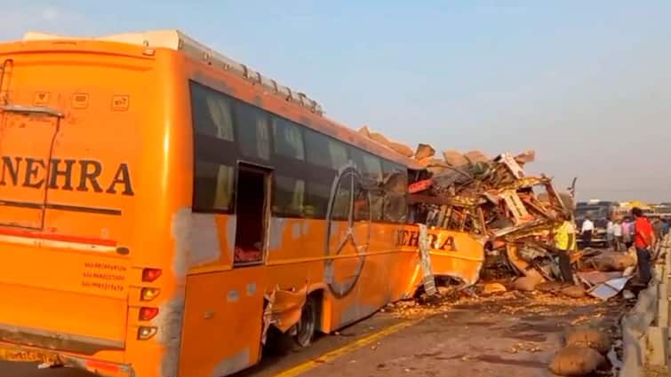 Lucknow-Agra Expressway Horrific road accident bus and truck collision 4 killed and 30 injured ann Road Accident: लखनऊ-आगरा एक्सप्रेसवे पर भीषण सड़क हादसा, बस और ट्रक की आपस में भिड़ंत से 4 की मौत जबकि 30 घायल