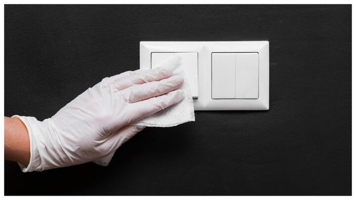 बेकिंग सोडा: बेकिंग सोडा और पानी का पेस्ट बनाएं. इसे स्विचबोर्ड पर लगाएं, थोड़ी देर बाद साफ कपड़े से पोंछें.