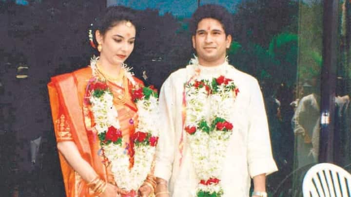 Sachin and Anjali's closeness gradually led to engagement and then marriage.  Both of them got married on May 24, 1995 after dating for 5 years.
