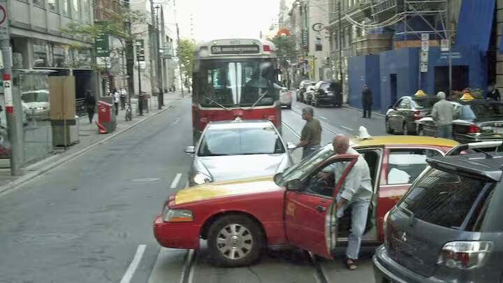 ઘણી વખત કાર અકસ્માતના મામલામાં એવું જોવા મળ્યું છે કે બંને પક્ષો વચ્ચેનો વિવાદ મારામારી સુધી પહોંચે છે. જેના કારણે અકસ્માતમાં થયેલા નુકસાન કરતાં પણ નુકસાન વધુ છે.