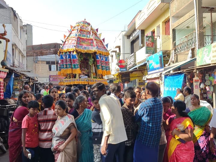 கரூர் ரங்கநாதர் சுவாமி ஆலய தேரோட்டம்...கோவிந்தா, கோவிந்தா கோஷத்துடன் தேரை இழுத்த பக்தர்கள்