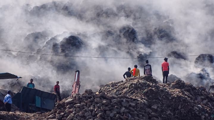 Delhi local people claims one day Ghazipur garbage mountain become more higher than Qutub Minar ann ग्राउंड रिपोर्ट: गाजीपुर लैंडफिल की आग का सेहत पर असर, आंखों में जलन और सांस लेने की शिकायत