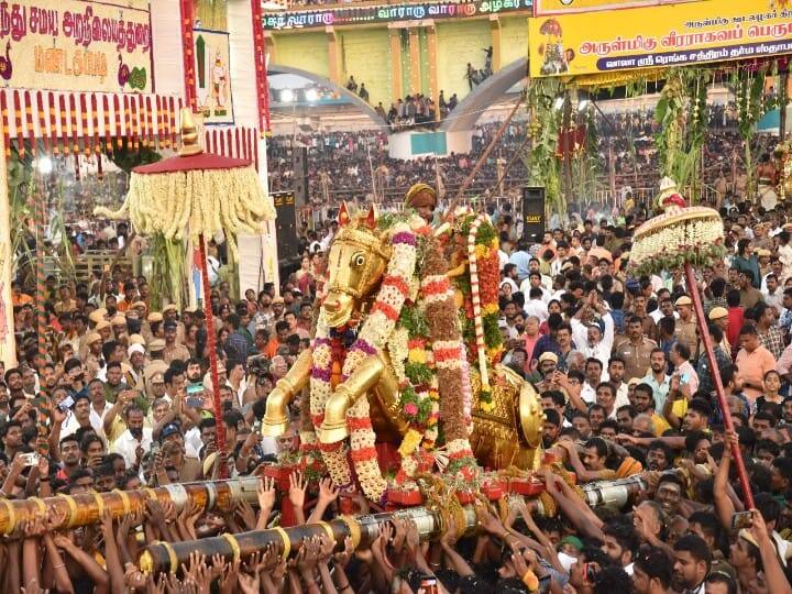 பச்சை பட்டுடுத்தி வைகையாற்றில் கள்ளழகர் எழுந்தருளியதால் மும்மாரி மழை பொழிந்து விவசாயம் கொழிக்கும் என்பது பக்தர்களின் நம்பிக்கை.