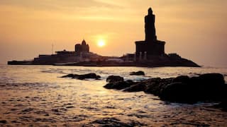 Today in Kanyakumari you can see both moon rise and sunset simultaneously சூரிய அஸ்தமனத்தையும் சந்திர உதயத்தையும் ஒரே நேரத்தில் பார்க்க முடியுமா? இன்று குமரியில் நிகழும் அதியசம்!