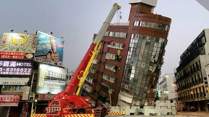 Taiwan Earthquake 80 earthquakes hit Taiwan overnight - watch video Taiwan Earthquake: ஒரே இரவில் 80க்கும் மேல் நிலநடுக்கங்கள்... அடுத்தடுத்து ஏற்பட்ட அதிர்வுகளால் குலுங்கும் தைவான்!