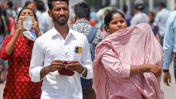 উপরের দিকে জেলাগুলিতে ক্রমশ বৃষ্টি কমে যাবে, বাড়বে তাপমাত্রা। দার্জিলিং, কালিম্পং এবং জলপাইগুড়িতে বিক্ষিপ্তভাবে হালকা বৃষ্টি হবে।